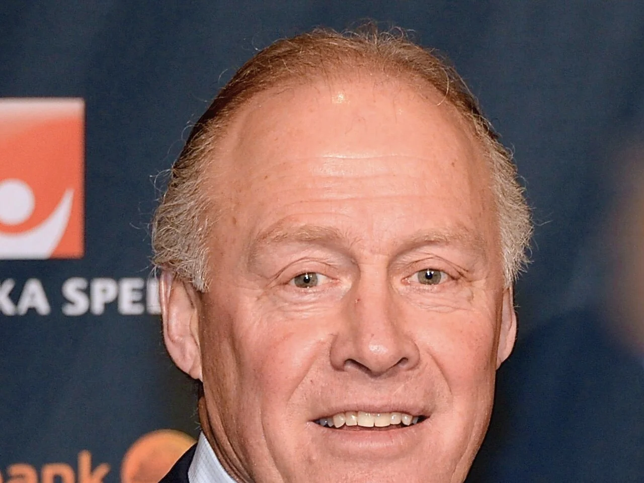 Anders Hedberg ler framför en sponsorvägg på Idrottsgalan i Globen 2013