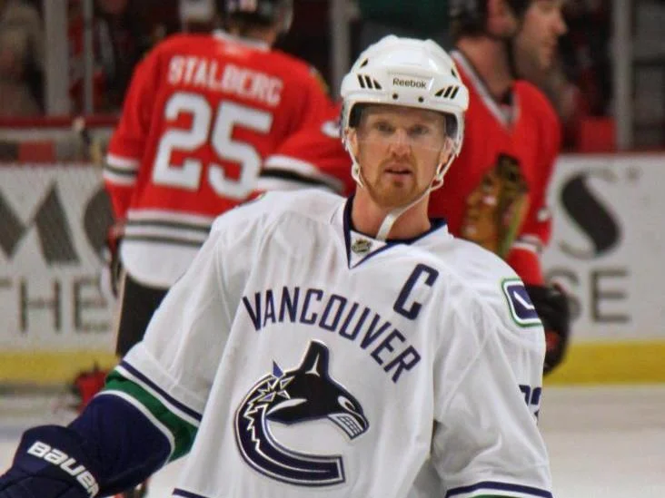 Henrik Sedin i Vancouver Canucks vita matchtröja med kaptens-C, under uppvärmningen inför en match mot Chicago Blackhawks 2010