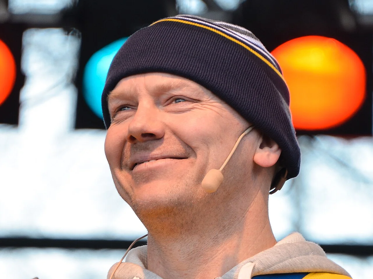 Mats Sundin i mössa och headset ler på scenen under Hockeyns dag i Stockholm 2015