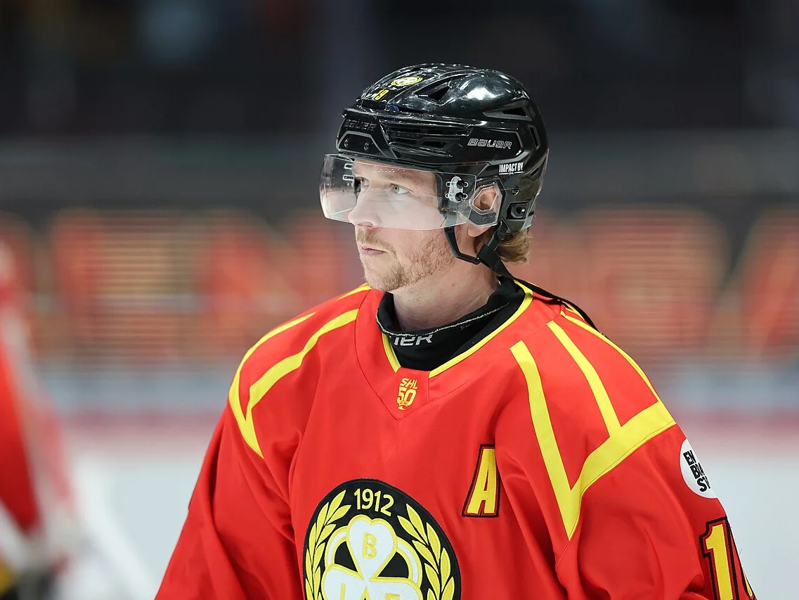 Nicklas Bäckström i Brynäs röda matchtröja med assisterande kaptens-A under uppvärmningen inför en match mot Färjestad