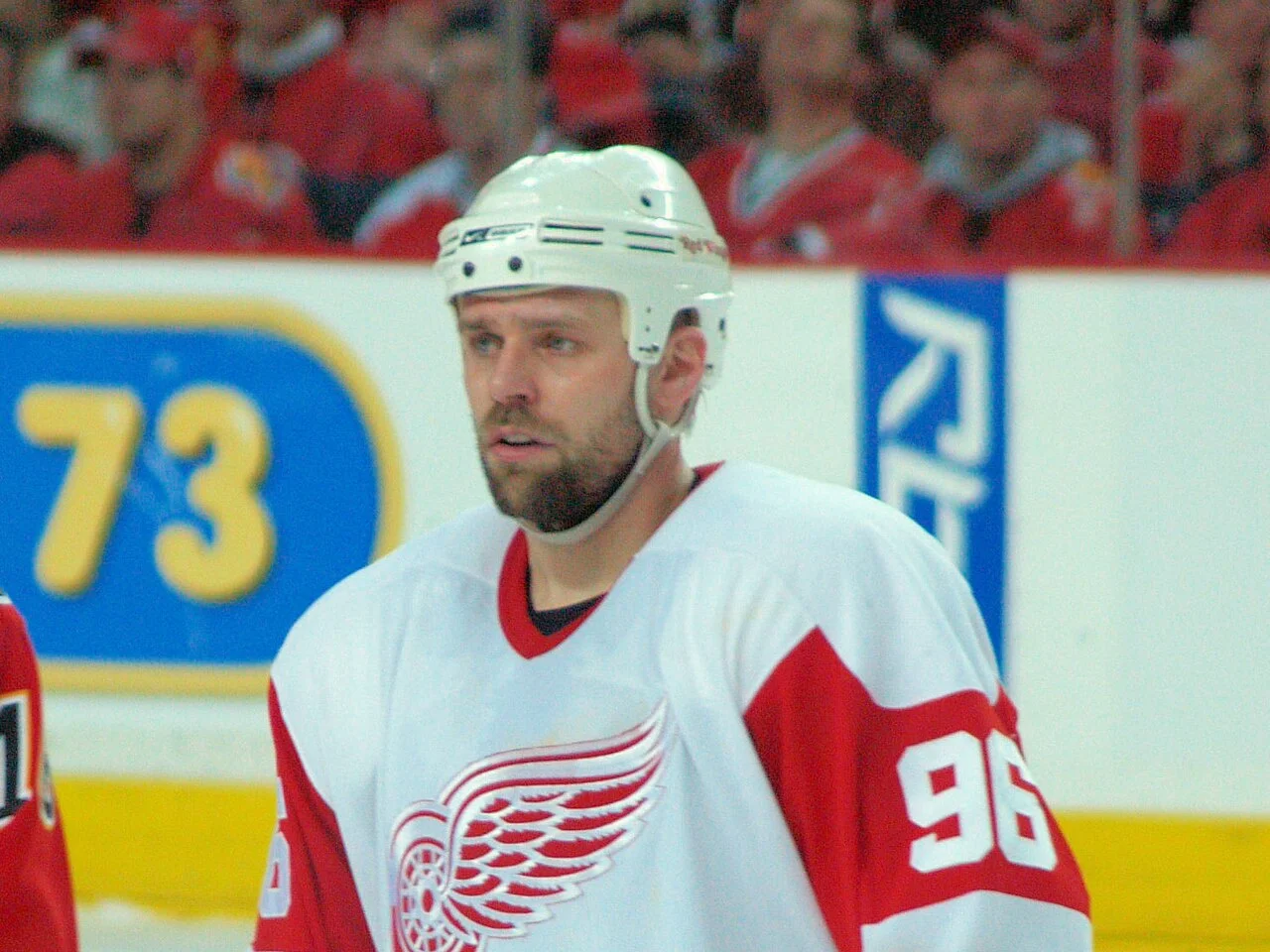 Tomas Holmström i Detroit Red Wings vita matchtröja med nummer 96 och vit hjälm